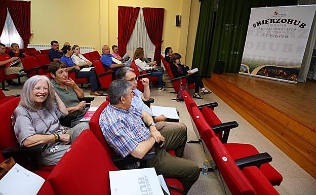 Inauguración en Camponaraya de la jornada Bierzo Hub dedicada al sector hortícola.