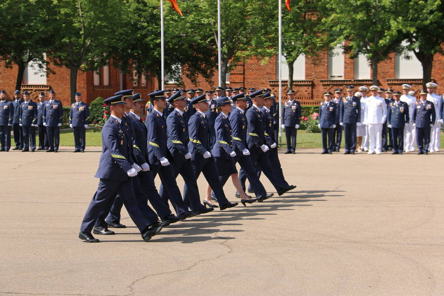 Fotos: El Rey Felipe VI entrega los despachos a los sargentos de la ABA