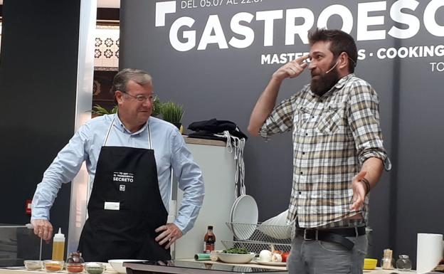 El alclade de León, Antonio Silván, junto al cocinero Julius. 