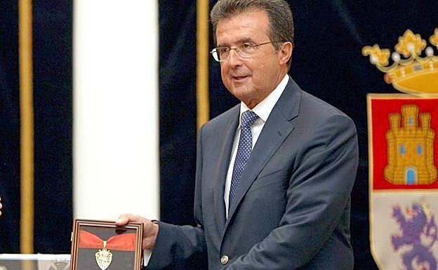 José Luis Ulibarri, en el momento de recibir la mesalla de las Cortes de Castilla y León.