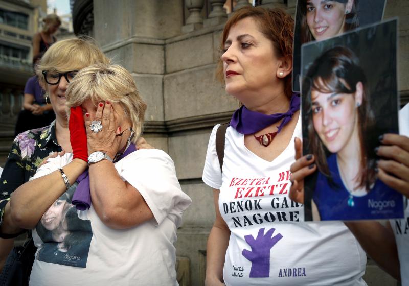 La madre de Nagore, Asun Casasola, durante el homenaje a su hija. 