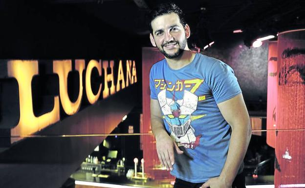 Fran Perea posa sonriente en el teatro Luchana de Madrid, del que es socio fundador.