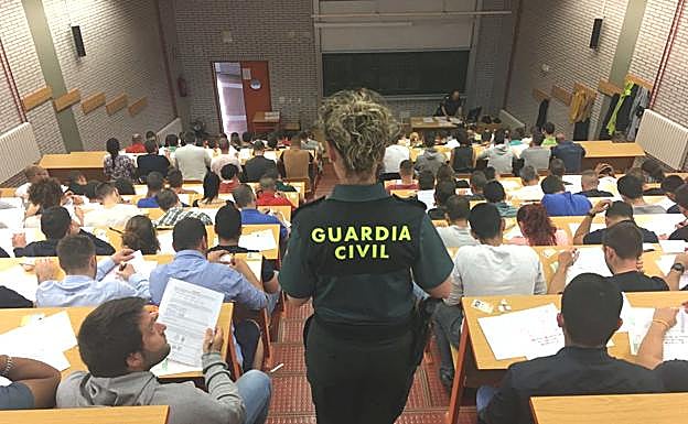 Pruebas de la Guardia Civil en la Facultad de Económicas de León.