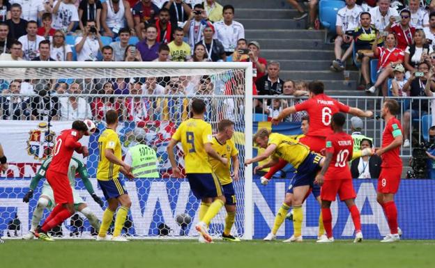 Harry Maguire se eleva para firmar el tanto que abrió la victoria ante Suecia. 