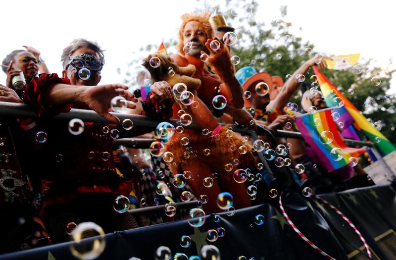 Miles de personas bailaron al ritmo que marcanon las carrozas repletas de ángeles y marineros