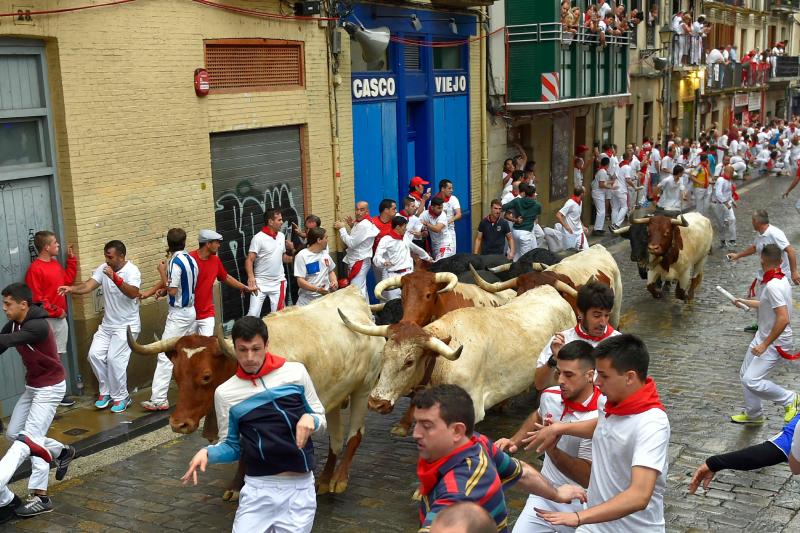 La carrera ha durado dos minutos y 54 segundos y ha sido tranquila, aunque ha habido momentos de peligro en Santo Domingo con los dos toros rezagados