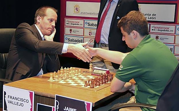 Paco Vallejo saluda a su rival Jaime Santos. 