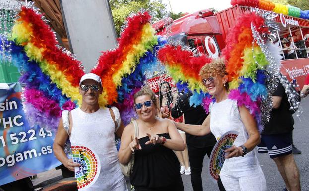 Imagen principal - La marcha del Orgullo celebra su 40 aniversario en Madrid