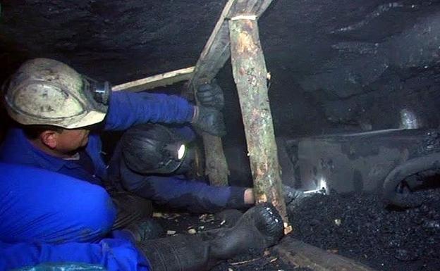 Imagen de archivo de dos mineros en el tajo. 