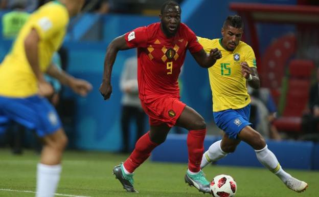 Lukaku desborda a Paulinho en el partido de cuartos. 