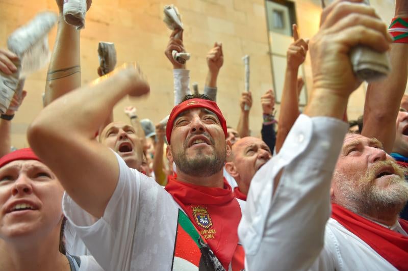 El encierro ha sido bastante limpio con algunos heridos por contusiones y los astados casi no se han resbalado pese a la lluvia intensa en las calles de Pamplona