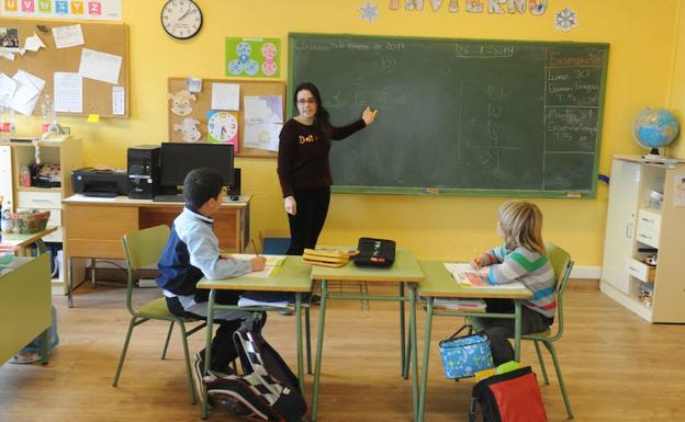 Una profesora, dando clase.