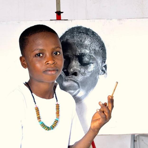 Obra maestra. Kareem Waris Olamilekan, de nombre artístico Waspa, posa ante el que considera su mejor trabajo, 'Pan diario', inspirado por la pobreza que él bien conoce. 