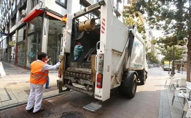 Un operario de FCC realiza labores de recogida de basura en Ponferrada.