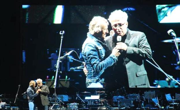 El monologuista Leo Harlem justo con Jesús Calleja en la pasada edición del festival. 