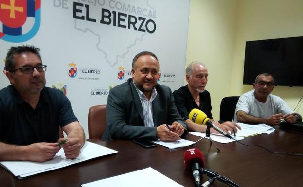 El presidente del Consejo Comarcal del Bierzo, Gerardo Álvarez Courel, tras la reunión mantenida con los representantes de los trabajadores de Masa Galicia en la central de Anllares.