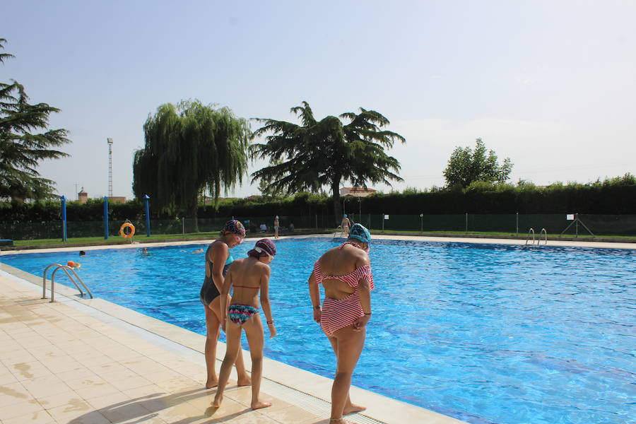 Las piscinas de Laguna de Negrillos son el claro ejemplo de que no hace falta ir a la playa para pasar una buena tarde de verano rodeado de agua calor y diversión, en un paraje acto para todos los públicos 