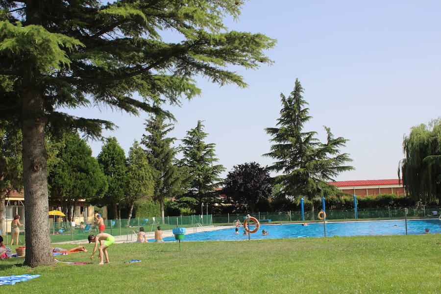 Las piscinas de Laguna de Negrillos son el claro ejemplo de que no hace falta ir a la playa para pasar una buena tarde de verano rodeado de agua calor y diversión, en un paraje acto para todos los públicos 