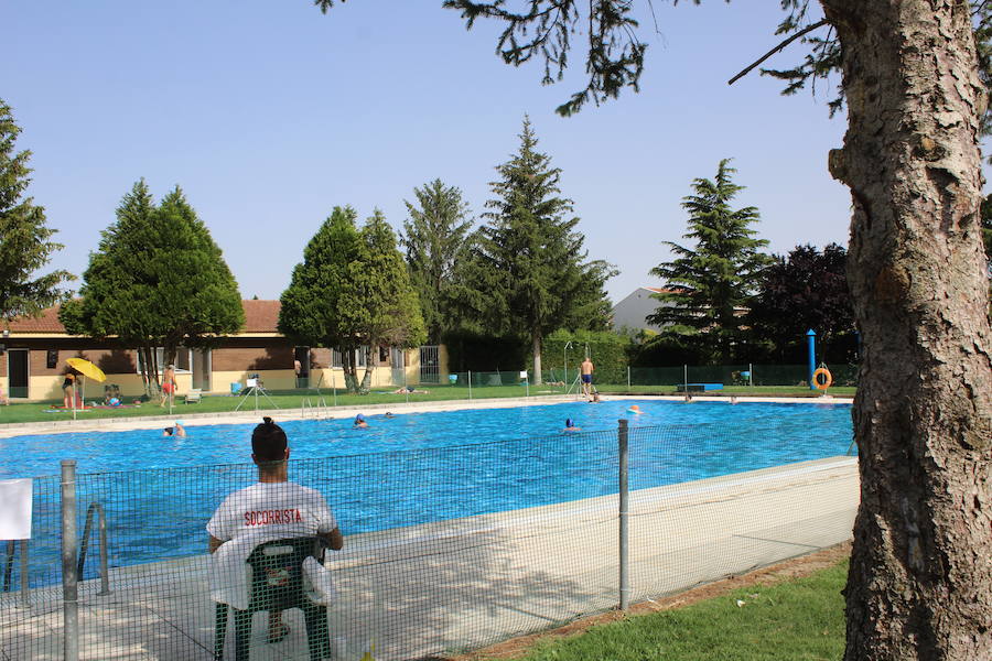 Las piscinas de Laguna de Negrillos son el claro ejemplo de que no hace falta ir a la playa para pasar una buena tarde de verano rodeado de agua calor y diversión, en un paraje acto para todos los públicos 