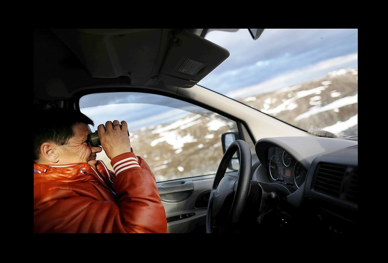 Cuando no está en la tundra ártica con sus 2.000 renos, su perro y Whitney Houston en los auriculares, Nils Mathis Sara trata de explicar cómo una mina de cobre amenaza su sustento. Junto con otros pastores y pescadores, este hombre de 60 años se encuentra en un momento clave con los propietarios de la mina y funcionarios noruegos. El cambio climático (las temperaturas promedio en el Ártico han aumentado más de 2 grados, el doble de rápido que el promedio mundial) y la tecnología, están generando una explosión en el desarrollo industrial de la región, que amenazan las formas de vida tradicionales y crean tensiones entre sus 4 millones de habitantes.