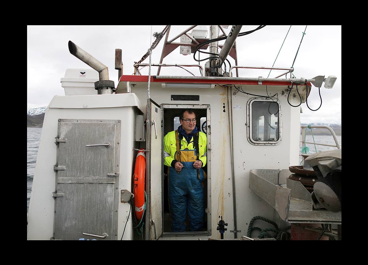 Cuando no está en la tundra ártica con sus 2.000 renos, su perro y Whitney Houston en los auriculares, Nils Mathis Sara trata de explicar cómo una mina de cobre amenaza su sustento. Junto con otros pastores y pescadores, este hombre de 60 años se encuentra en un momento clave con los propietarios de la mina y funcionarios noruegos. El cambio climático (las temperaturas promedio en el Ártico han aumentado más de 2 grados, el doble de rápido que el promedio mundial) y la tecnología, están generando una explosión en el desarrollo industrial de la región, que amenazan las formas de vida tradicionales y crean tensiones entre sus 4 millones de habitantes.