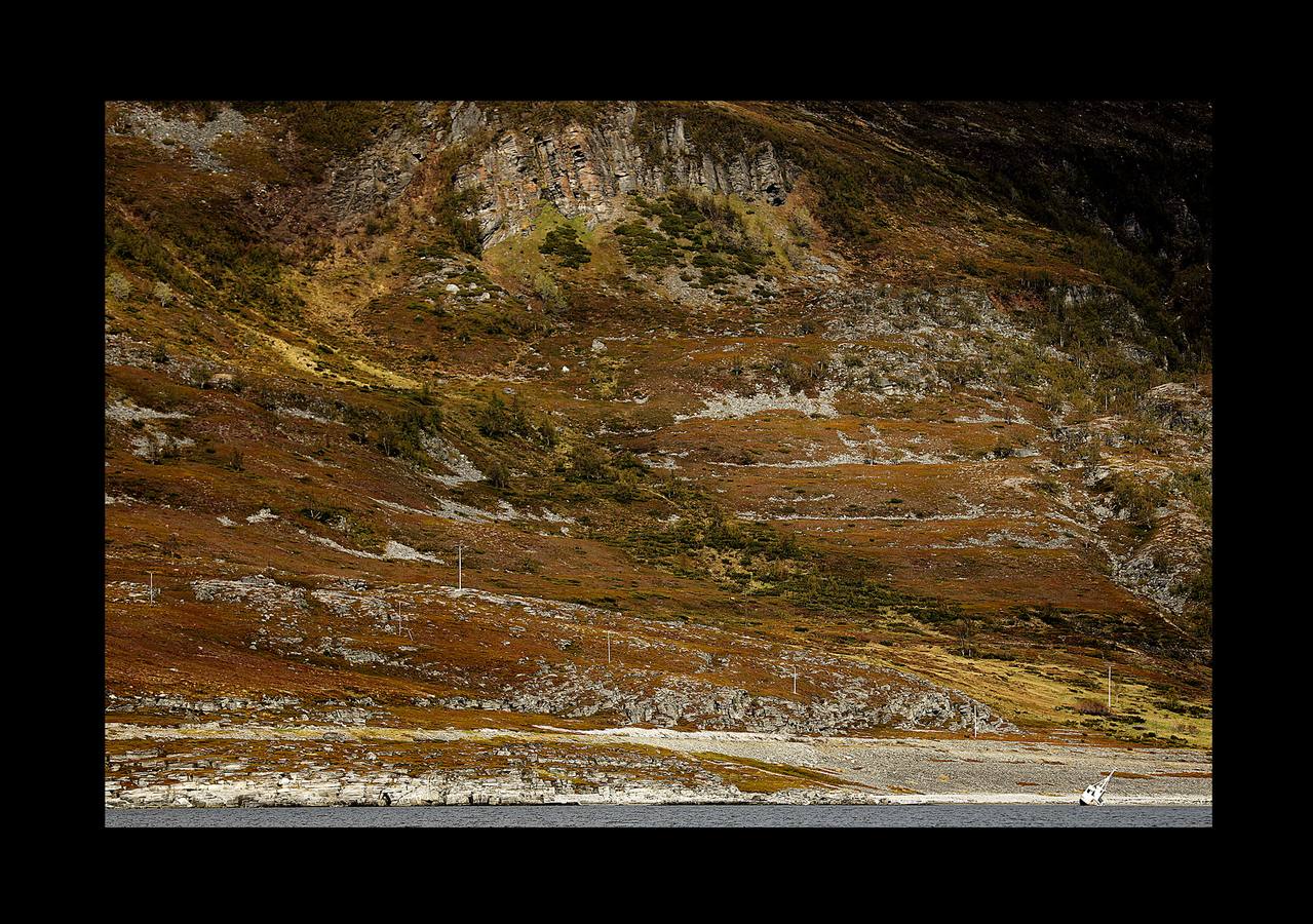 Cuando no está en la tundra ártica con sus 2.000 renos, su perro y Whitney Houston en los auriculares, Nils Mathis Sara trata de explicar cómo una mina de cobre amenaza su sustento. Junto con otros pastores y pescadores, este hombre de 60 años se encuentra en un momento clave con los propietarios de la mina y funcionarios noruegos. El cambio climático (las temperaturas promedio en el Ártico han aumentado más de 2 grados, el doble de rápido que el promedio mundial) y la tecnología, están generando una explosión en el desarrollo industrial de la región, que amenazan las formas de vida tradicionales y crean tensiones entre sus 4 millones de habitantes.