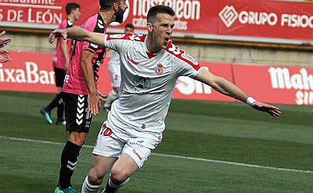 Señé celebra un gol con la Cultural.