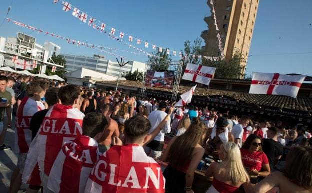 Turistas británicos ayer en Magaluf viendo el partido entre Inglaterra y Croacia.