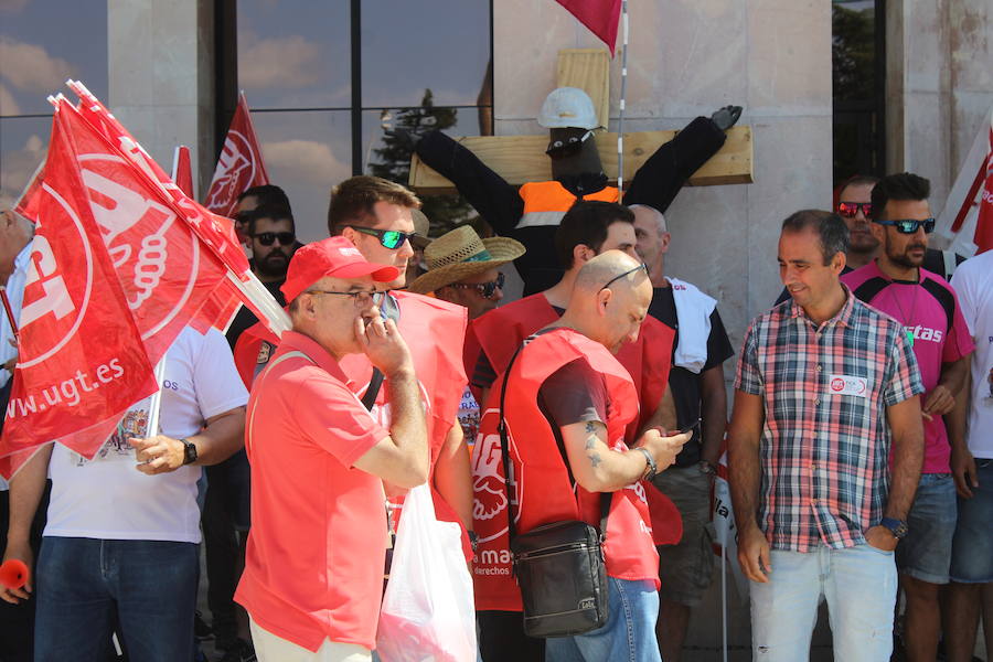 Fotos: La manifestación parte de la delegación territorial de la Junta