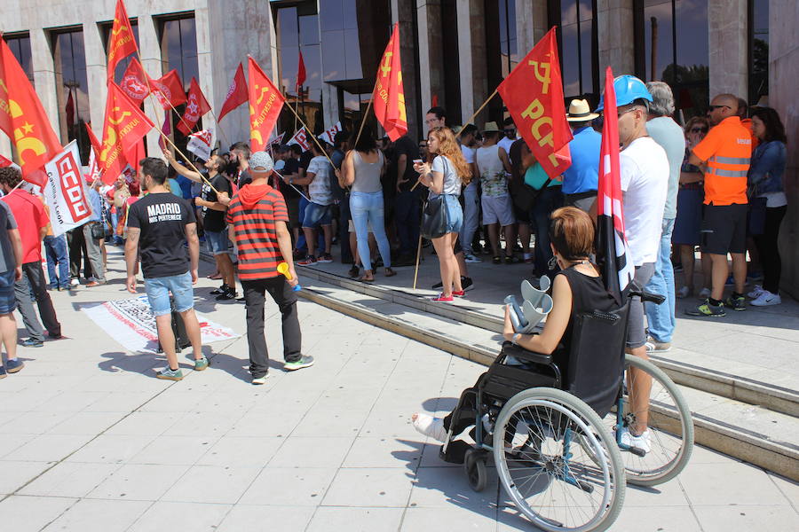 Fotos: La manifestación parte de la delegación territorial de la Junta