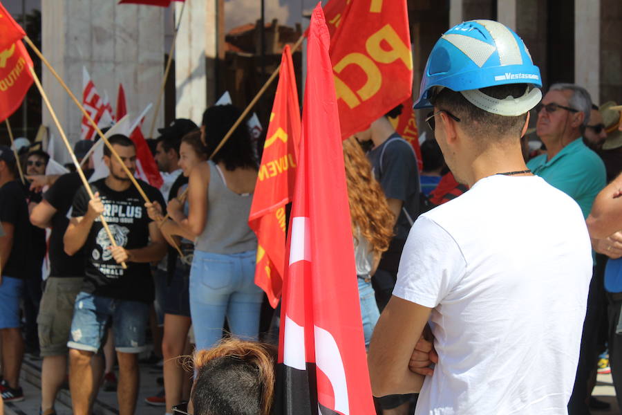 Fotos: La manifestación parte de la delegación territorial de la Junta