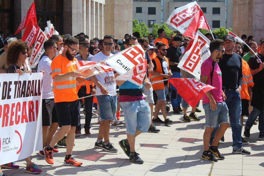 Fotos: La manifestación parte de la delegación territorial de la Junta