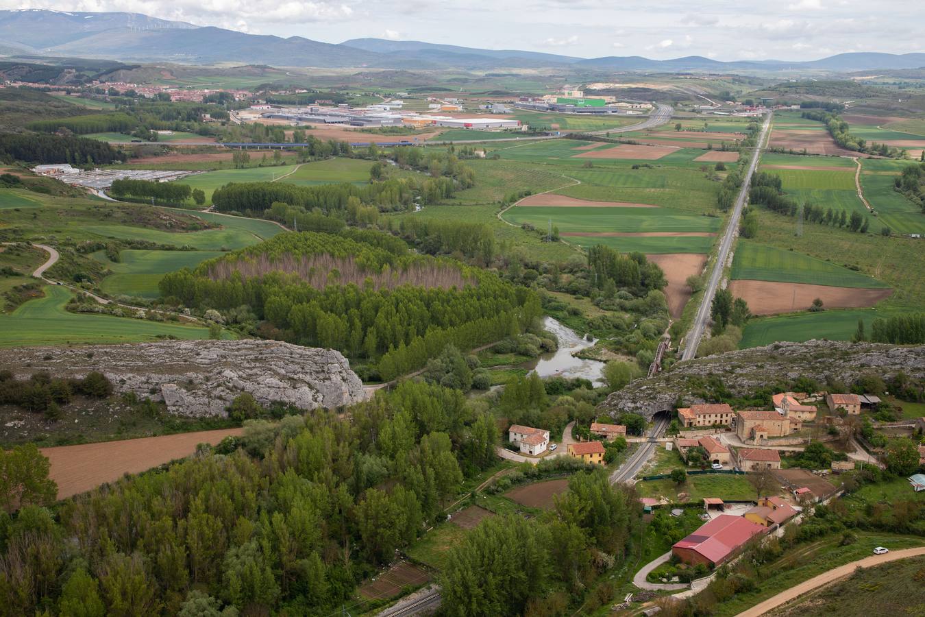 En la localidad palentina de Villaescusa de las Tuerces se levanta las gigantescas piedras en forma de setas, puentes y arcos naturales, cerrados callejones y umbrías covachuelas que dan lugar a un encantado paisaje en el que parecen habitar duendes y brujas