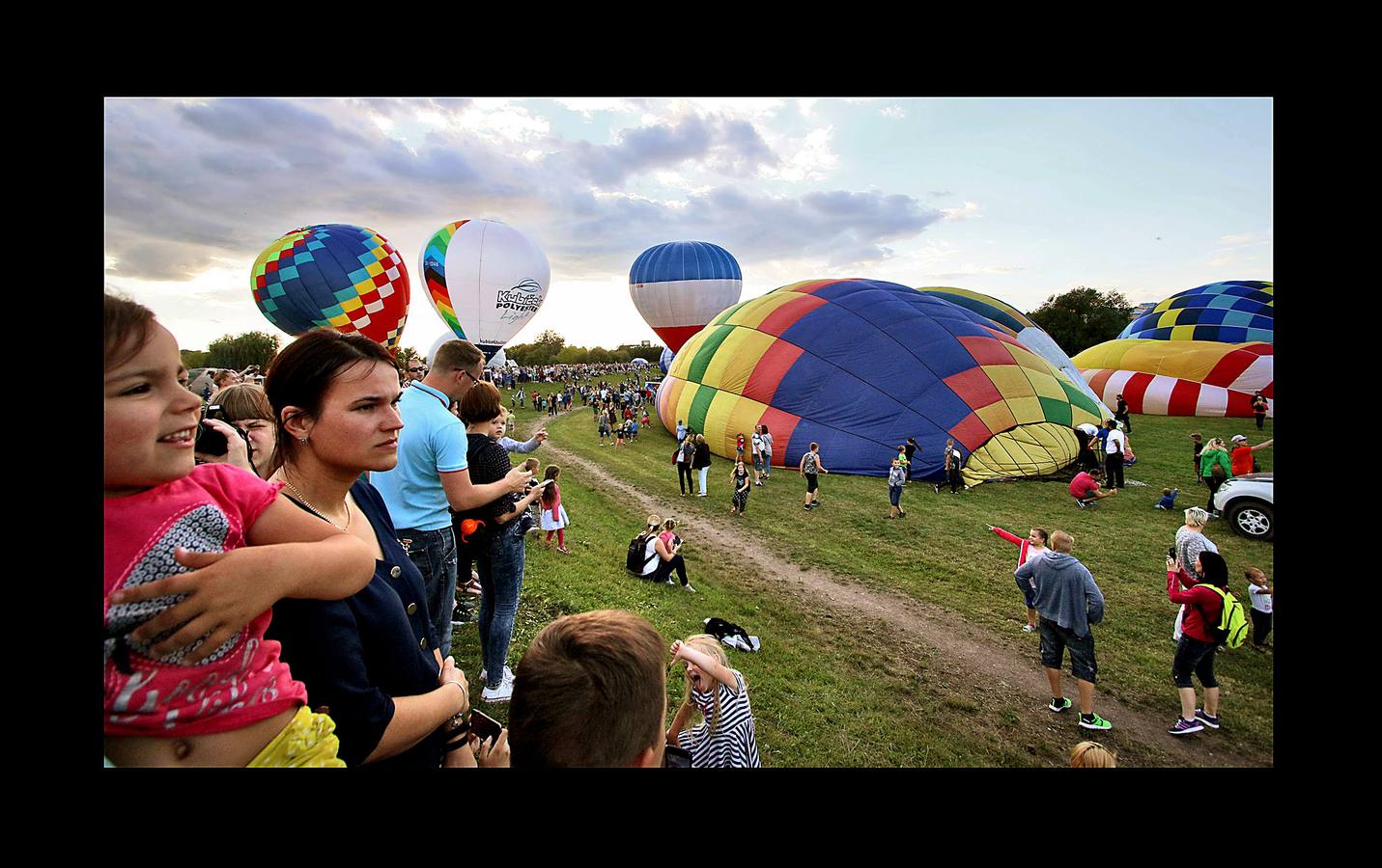 Cien globos aerostáticos sobrevolaron hace unos días la ciudad de Kaunas, en Lituania, para conmemorar los 100 años de independencia del estado báltico. El primer festival de este tipo se celebró en 1988 durante la época soviética, cuando estos artilugios asociados a la idea de libertad estaban formalmente prohibidos. Hasta la Primera Guerra Mundial, Lituania era una provincia del imperio ruso, que buscaba aplastar el nacionalismo e incluso prohibir el alfabeto lituano. En 1918 gracias al vacío de poder que creó el armisticio y el tratado de paz entre Alemania y Rusia lograron la independencia. En 2004 se adhirió a la UE y a la OTAN y en 2015 adoptó el euro.