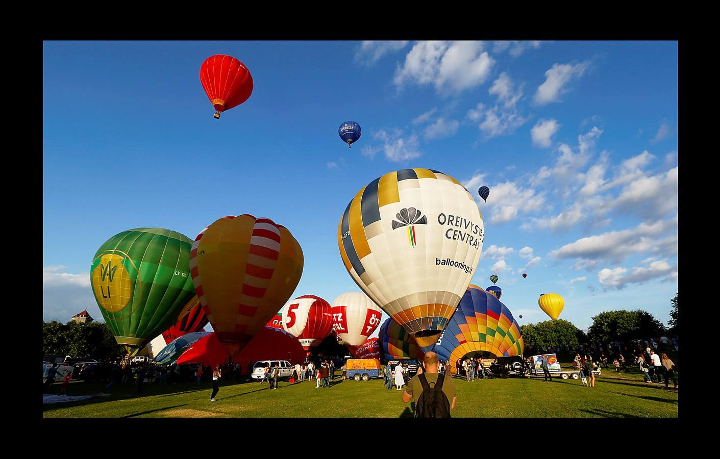 Cien globos aerostáticos sobrevolaron hace unos días la ciudad de Kaunas, en Lituania, para conmemorar los 100 años de independencia del estado báltico. El primer festival de este tipo se celebró en 1988 durante la época soviética, cuando estos artilugios asociados a la idea de libertad estaban formalmente prohibidos. Hasta la Primera Guerra Mundial, Lituania era una provincia del imperio ruso, que buscaba aplastar el nacionalismo e incluso prohibir el alfabeto lituano. En 1918 gracias al vacío de poder que creó el armisticio y el tratado de paz entre Alemania y Rusia lograron la independencia. En 2004 se adhirió a la UE y a la OTAN y en 2015 adoptó el euro.