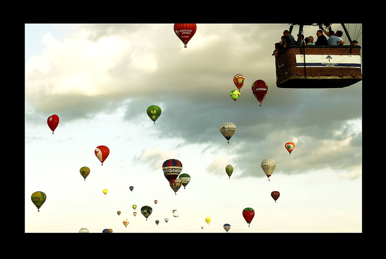 Cien globos aerostáticos sobrevolaron hace unos días la ciudad de Kaunas, en Lituania, para conmemorar los 100 años de independencia del estado báltico. El primer festival de este tipo se celebró en 1988 durante la época soviética, cuando estos artilugios asociados a la idea de libertad estaban formalmente prohibidos. Hasta la Primera Guerra Mundial, Lituania era una provincia del imperio ruso, que buscaba aplastar el nacionalismo e incluso prohibir el alfabeto lituano. En 1918 gracias al vacío de poder que creó el armisticio y el tratado de paz entre Alemania y Rusia lograron la independencia. En 2004 se adhirió a la UE y a la OTAN y en 2015 adoptó el euro.