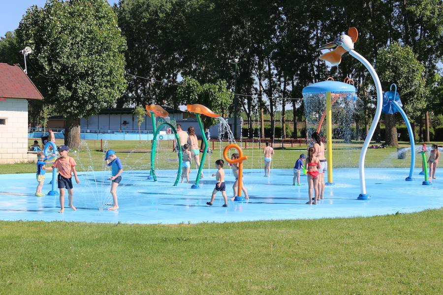 Localizadas en un entorno inmejorable, las piscinas de Valencia de Don Juan, al sur de León, cuentan con un gran número de atractivos para el disfrute de sus visitantes,