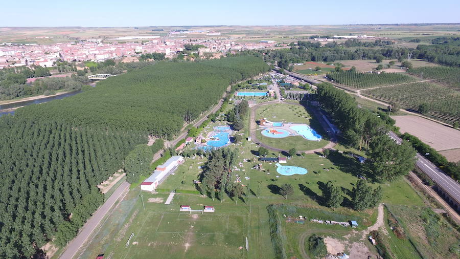 Localizadas en un entorno inmejorable, las piscinas de Valencia de Don Juan, al sur de León, cuentan con un gran número de atractivos para el disfrute de sus visitantes,