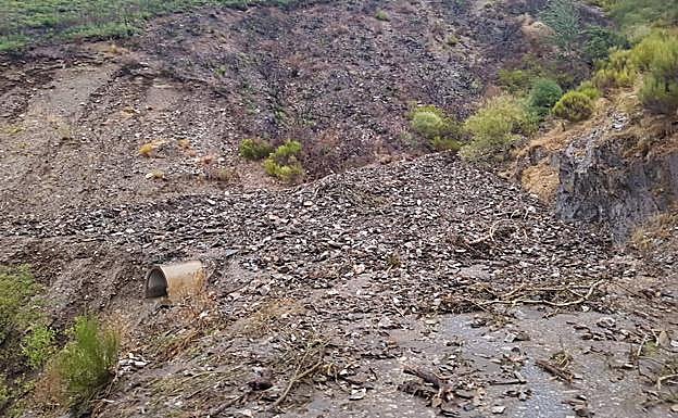 Imagen de uno de los numerosos derrumbes que ha sufrido la carretera de acceso a Peñalba.