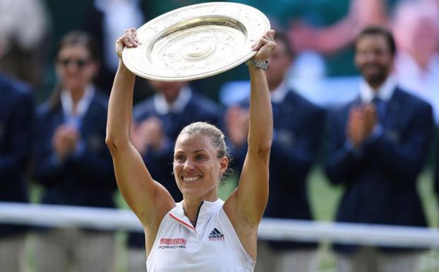 Angelique Kerber levanta el trofeo. 