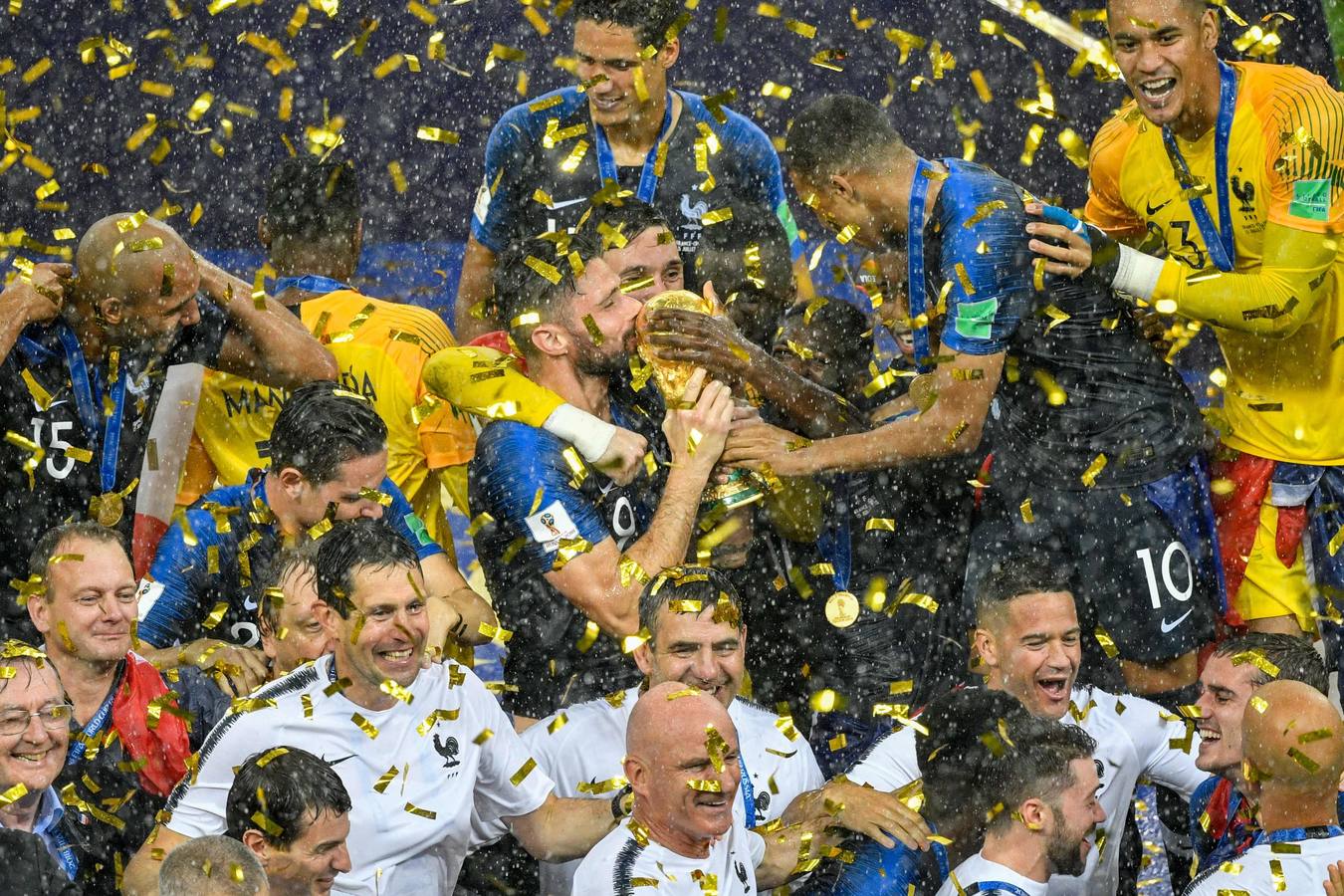 La selección francesa celebra su segunda estrella en la camiseta tras derrotar en la final a Croacia (4-2).