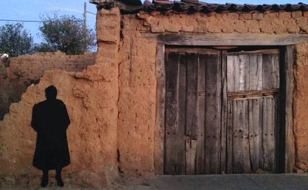 Una siluetas en una fachada abandonada de Ambasaguas.