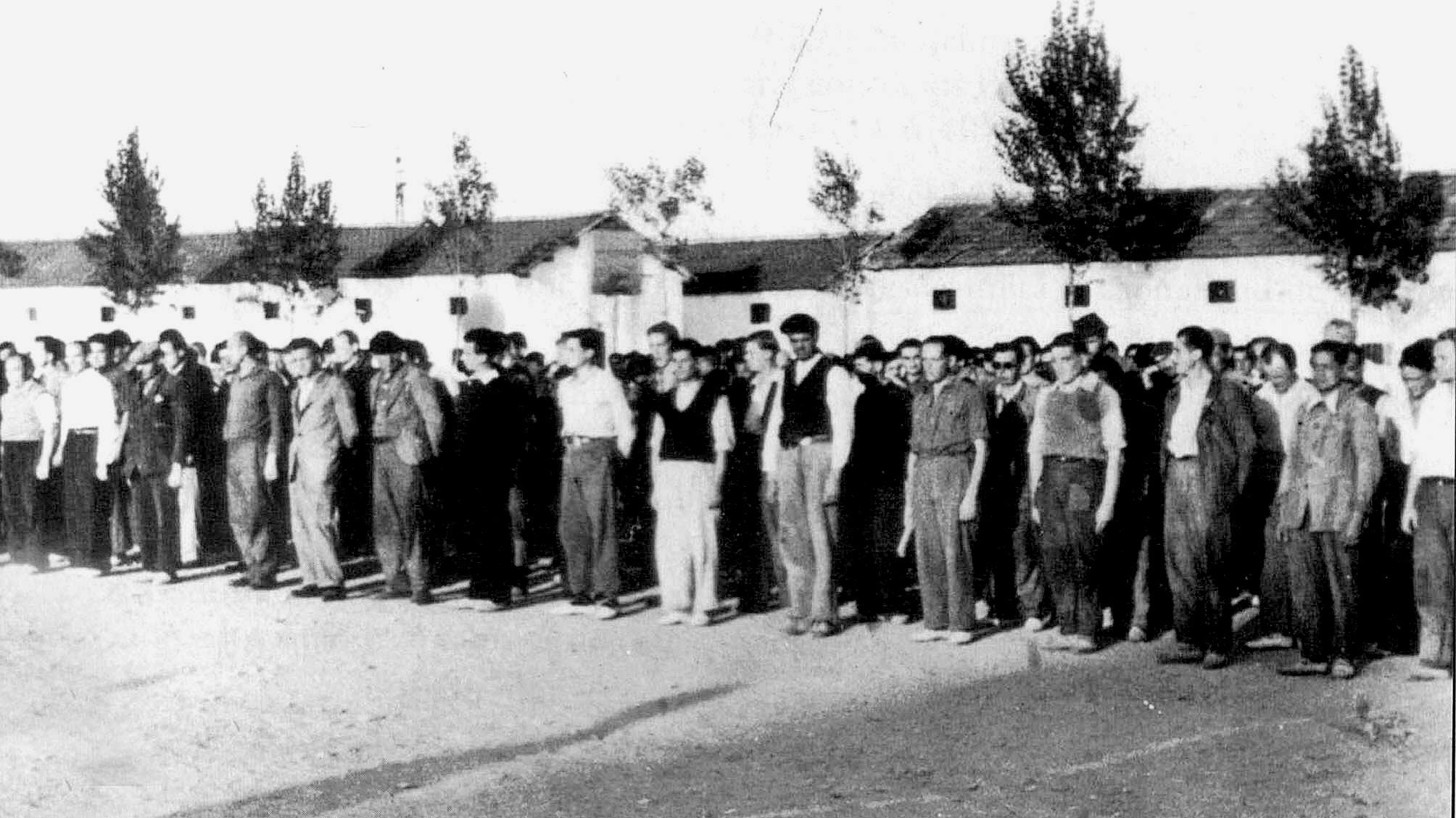 Grupo de presos a su llegada al campo de concentración de Miranda de Ebro.