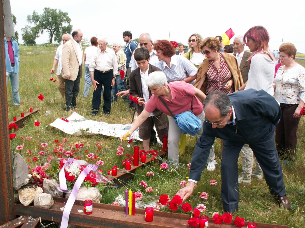 Monumento en recuerdo de las víctimas del franquismo situado en los Montes Torozos, en la provincia de Valladolid. Allí pueden estar enterrados en torno a 500 fusilados.