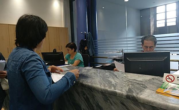 La presidenta de la Junta Vecinal, registra el documento en el Ayuntamiento.