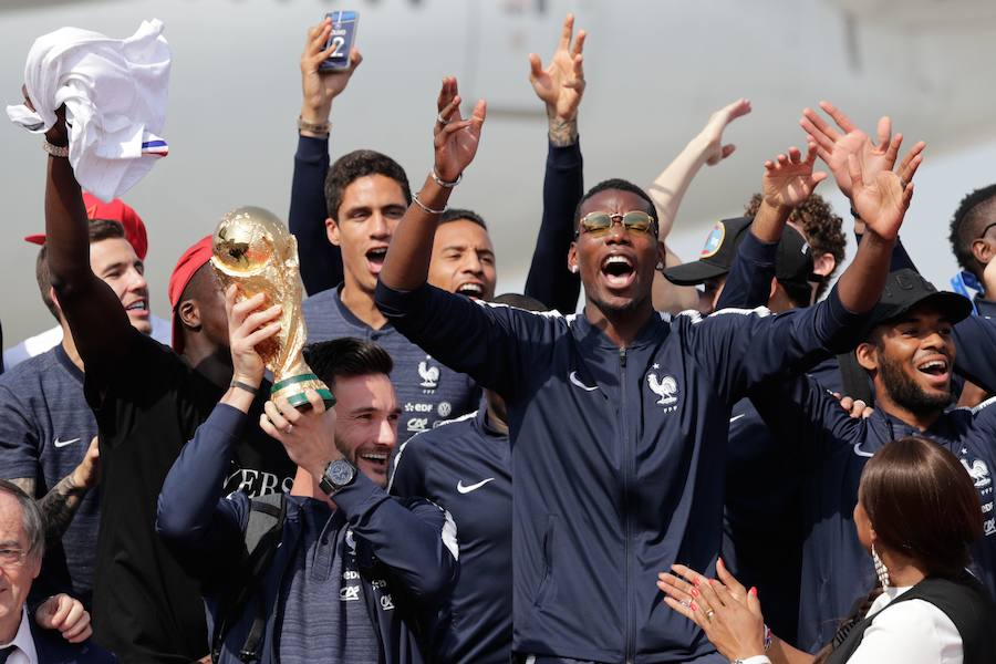 Los 'bleus' entregaron la Copa del Mundo a la afición y celebraron su victoria por las calles de París y en el Palacio del Elíseo con el presidente Emmanuel Macron
