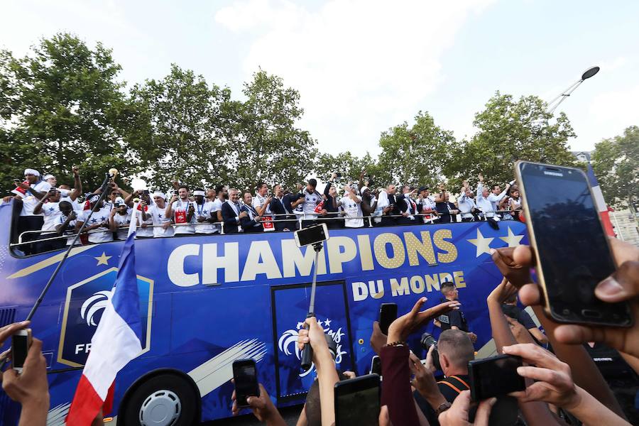 Los 'bleus' entregaron la Copa del Mundo a la afición y celebraron su victoria por las calles de París y en el Palacio del Elíseo con el presidente Emmanuel Macron