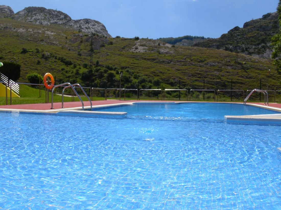 En uno de los lugares con más encanto de la provincia, el verano llega a este paraje con la paz y la tranquilidad de poder tomarse un baño en el que disfrutar con los cinco sentidos. 