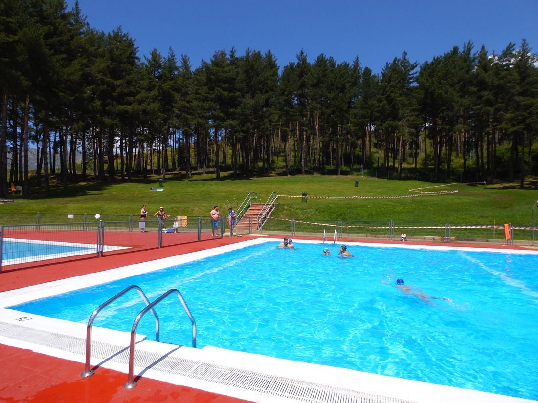 El cueto Fontún y la sombra del Pinar centenario dan cobijo a la piscina municipal de Villamanín