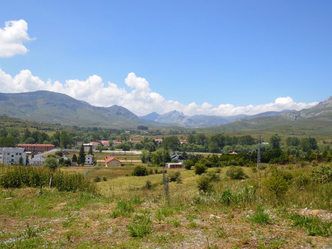 El cueto Fontún y la sombra del Pinar centenario dan cobijo a la piscina municipal de Villamanín